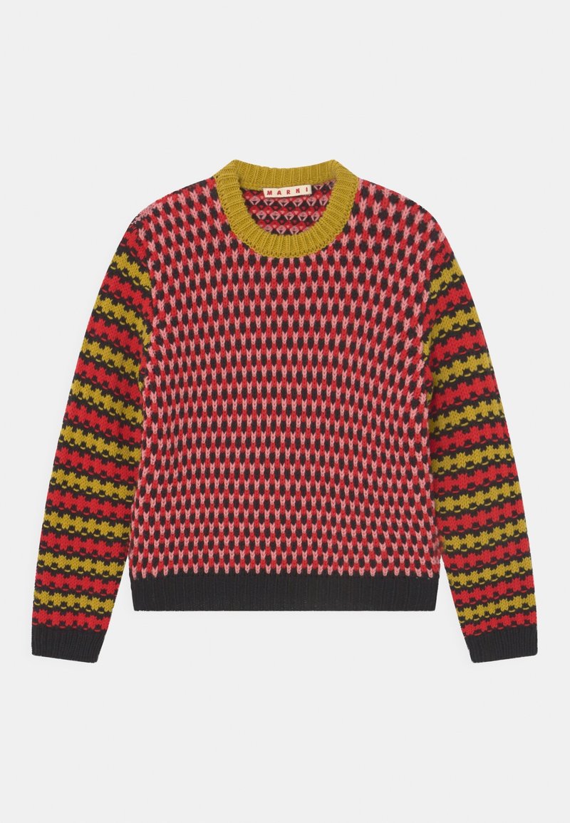 Pull en tricot rouge et rose à motifs avec un col rond. Manches rayées vertes et noires, ourlet côtelé et texture douce.