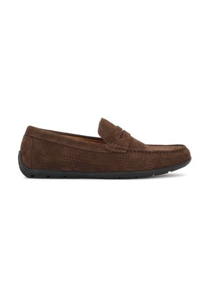 Mocassin loafer en suède marron avec un design perforé et une semelle en caoutchouc noir, vu de côté sur un fond blanc.