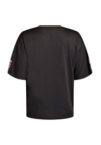 Schwarzes Trikot mit strukturierter Oberfläche, kurzen Ärmeln und rundem Halsausschnitt. Hervorstechende Details sind der kontrastierende Stich entlang des Kragens.