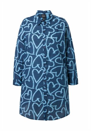 Tmavě modrá košile na knoflíky s texturovaným vzorem srdce v světle modré barvě, s límečkem a tříčtvrtečními rukávy.