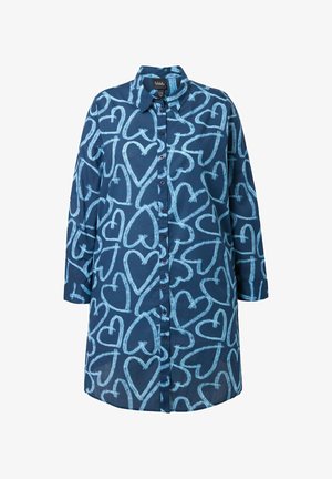 Chemise bleu marine à boutons avec un motif texturé de cœurs bleu clair, dotée d'un col et de manches trois-quarts.