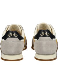 Sneaker con tomaia in suede grigio e pelle nera, suola intermedia crema, suola esterna beige e ricamo "1949" sul tallone.
