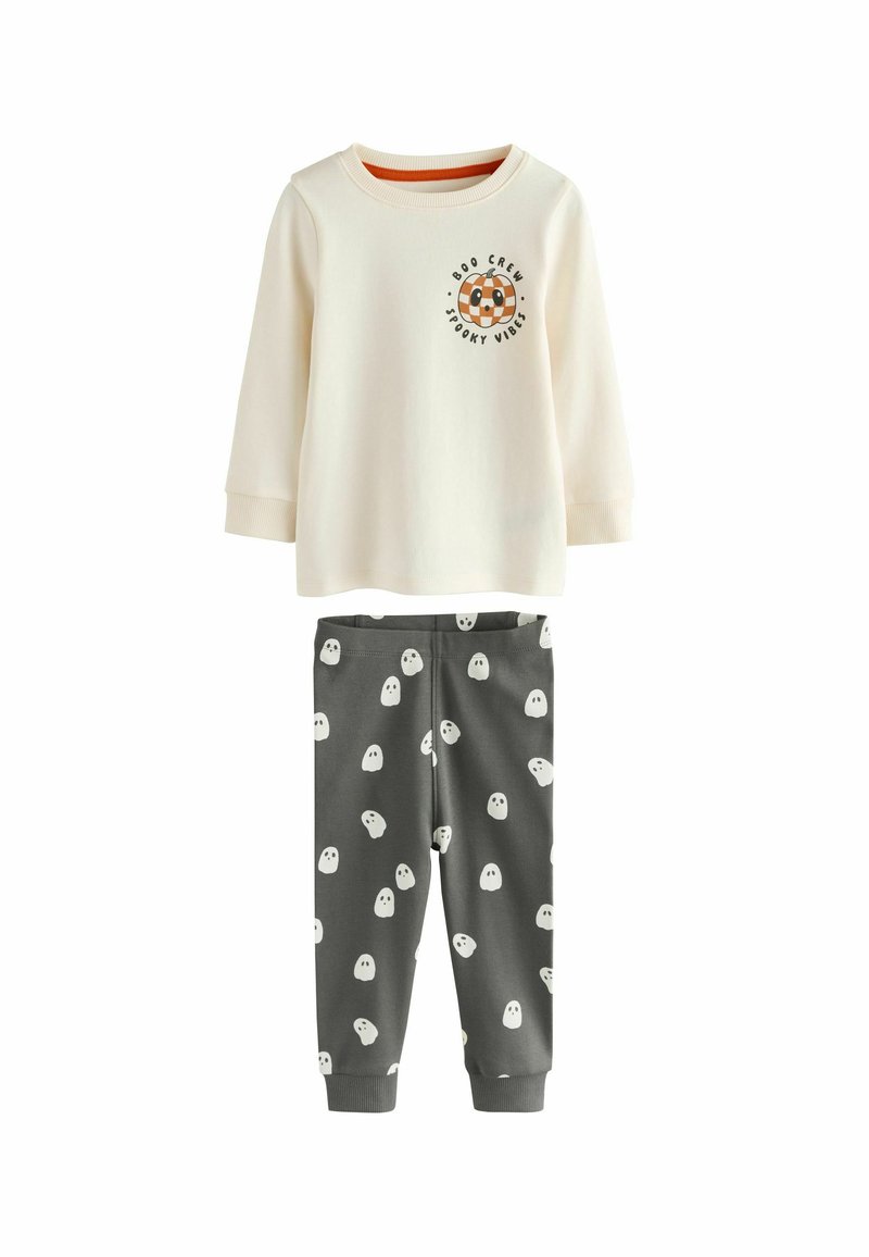 Creme kleurig lang mouwen shirt met "Spooky Vibes" print en grijze broek met witte spookpatronen. Zachte stof en geribbelde manchetten.
