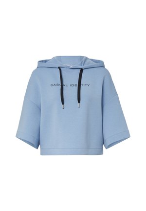 Hellblaue, kurz geschnittene Kapuzensweatjacke aus weichem Stoff, mit einer verstellbaren Kapuze und schwarzer Aufschrift "CASUAL IDENTITY" auf der Vorderseite.