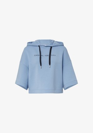 Jasnoniebieska krótka bluza z miękkiego materiału, z kapturem na sznurku i czarnym napisem "CASUAL IDENTITY" na przodzie.