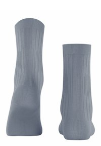 Ein Paar hellgraue Crew-Socken, sowohl von vorne als auch von hinten gezeigt, mit vertikalen Ripp- und netzartigen Belüftungsmustern.