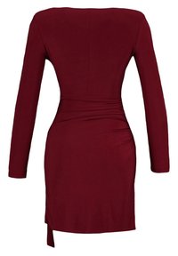 Burgundin pitkähihaine mekko, jossa on tiukka siluetti, vyötäröllä rypytys ja suora helma. Teksturoitu kangas.