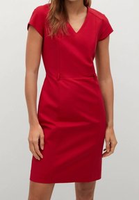Robe rouge avec des manches courtes, décolleté en V, taille cintrée et ourlet au genou. Tissu lisse avec des détails de couture subtils.