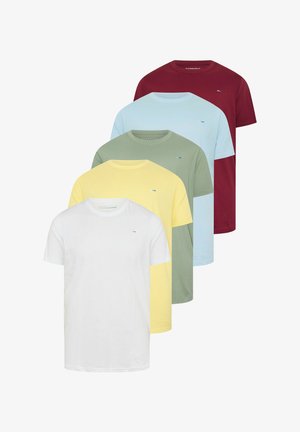 Fem ensfarvede t-shirts med korte ærmer og rund hals i hvid, gul, lys grøn, lys blå og mørkerød, arrangeret overlappende forfra og bagud.