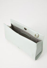 Clutch in pelle blu chiaro con finitura testurizzata, hardware in tonalità oro e una tasca interna a soffietto. Apertura superiore con chiusura a scatto.