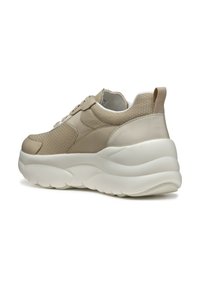 Sneaker atletica beige con tomaia in tessuto testurizzato, accenti in sintetico lisci, suola arrotondata e linguetta sul tallone per un indossaggio facile.
