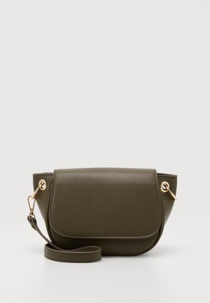 Bolso bandolera de cuero verde oliva con cierre de solapa, anillos metálicos dorados y correa desmontable, mostrado sobre fondo blanco.