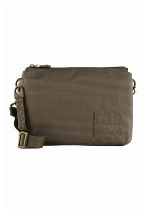 Sac bandoulière en tissu marron avec extérieur texturé, fermeture éclair, sangle réglable et logo de la marque imprimé à l'avant.