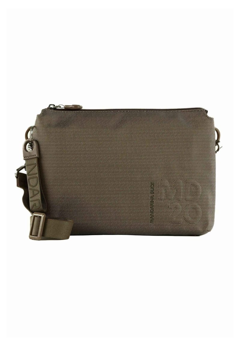 Sac bandoulière en tissu marron avec extérieur texturé, fermeture éclair, sangle réglable et logo de la marque imprimé à l'avant.