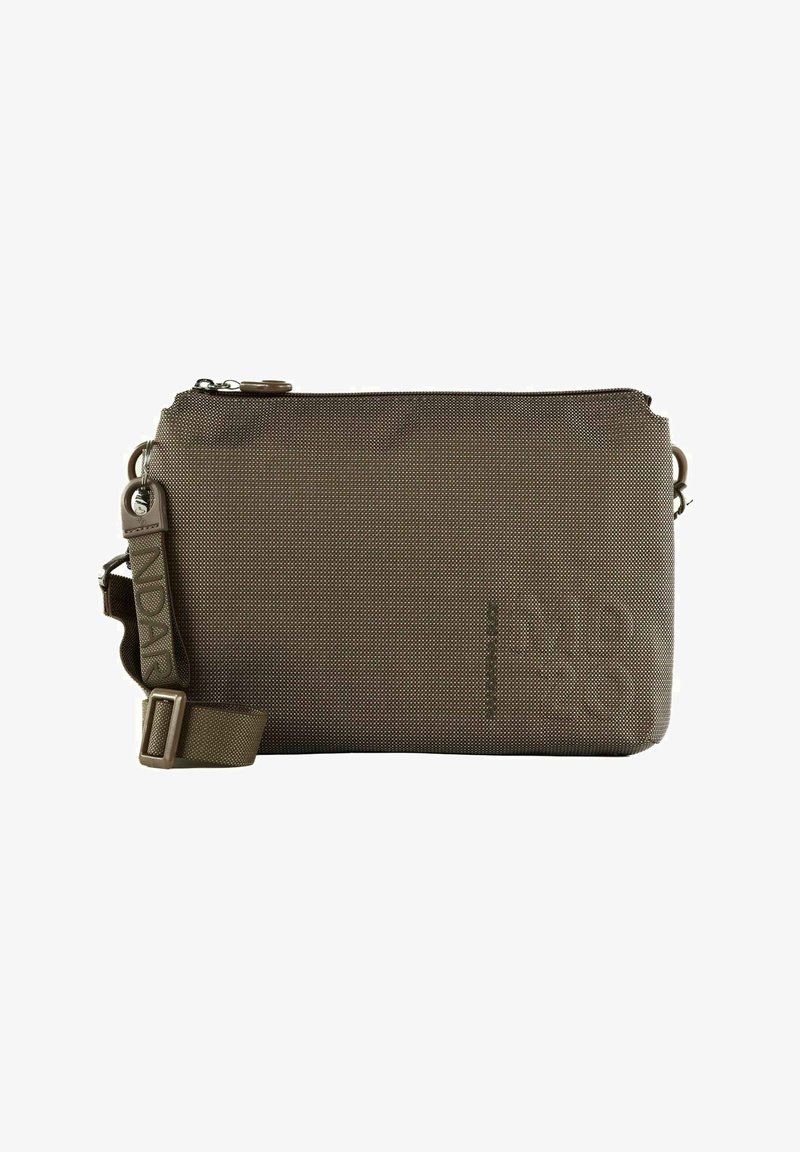 Sac bandoulière en tissu marron avec extérieur texturé, fermeture éclair, sangle réglable et logo de la marque imprimé à l'avant.