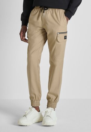 TONY REGULAR FIT WITH LOGOED BADGE - Pantaloni cargo - sand