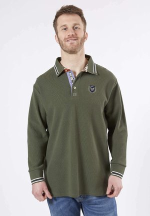 Polo à manches longues vert olive avec un col à motifs, des rayures horizontales aux poignets et un logo sur la poitrine. Tissu texturé.
