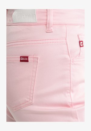 Różowe dżinsy z denimu o gładkiej teksturze. Zawierają ukośne tylne kieszenie oraz czerwoną metkę z logo "BIG STAR". Widoczne detale szwów.