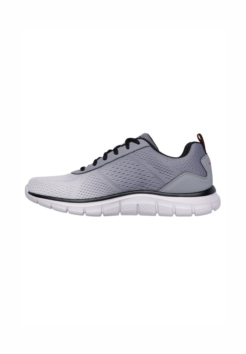 Scarpa sportiva grigia con una tomaia in rete, lacci neri e una suola bianca imbottita caratterizzata da un design testurizzato e scanalature flessibili.