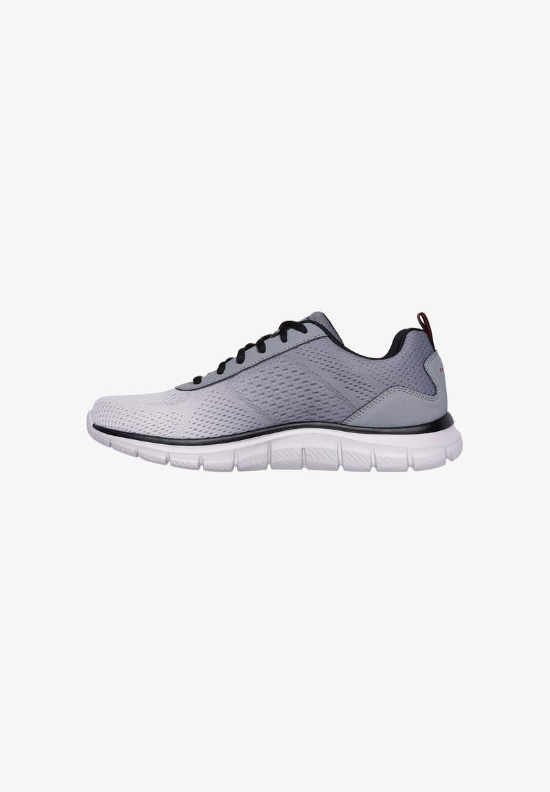 Grauer Sportschuh mit einem Obermaterial aus Mesh, schwarzen Schnürsenkeln und einer weißen gepolsterten Sohle mit strukturiertem Design und flexiblen Rillen.