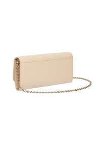 Clutch de cuero vegano beige con acabado texturizado, forma rectangular, tapa plegable y correa de cadena en tono dorado para llevar.
