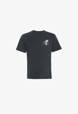 Zwart T-shirt met korte mouwen en een kleine witte afbeelding van een vliegende adelaar en vijf sterren op de linkerborst.