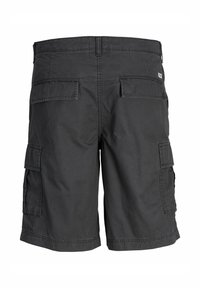 Shorts cargo noirs avec poches à rabat à l'arrière et sur les côtés, coutures apparentes, et une petite étiquette blanche sur la poche arrière droite.