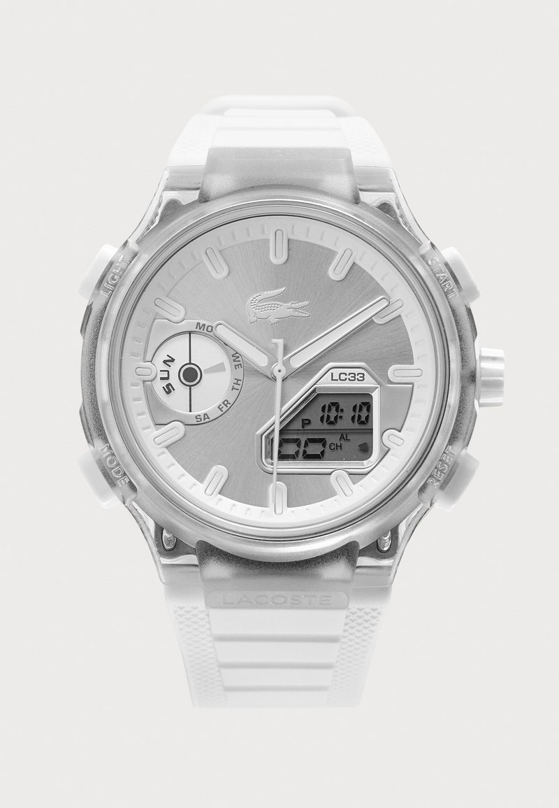 Orologio da polso bianco con lancette analogiche, display digitale, indicatore del giorno e cinturino con trama che mostra il logo Lacoste.