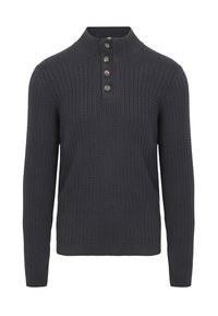 Marineblauwe kabelgebreide trui met lange mouwen, hoge geribbelde kraag en vier bruine knopen op het voorpand.