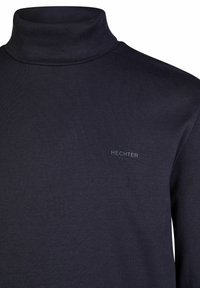 Marineblauer, gerippter Rollkragenpullover mit weichem Material und kleinem "HECHTER"-Logo im Brustbereich. Hergestellt aus leichtem Stoff.