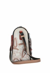 Braune und cremefarbene Handtasche mit geometrischen Designs, ausgestattet mit einem Ledertrageriemen, silberner Hardware und einer strukturierten Oberfläche.