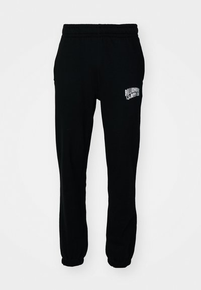 Pantaloni jogger din fleece negru, cu talie și manșete elastice. Prezintă un logo alb pe coapsa stângă. Textură netedă, croială relaxată.