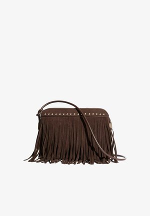 Braune Wildleder-Umhängetasche mit langem Fransenbesatz, silbernen Nieten entlang des oberen Randes und einem dünnen, verstellbaren Riemen.
