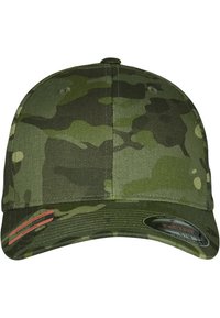 Kapa u vojnim uzorku u nijansama zelene. Izrađena od tkanine s glatkom teksturom; ima zakrivljeni vizir i oznaku s logotipom sa strane.
