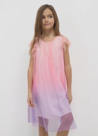 Tüllkleid mit einem Farbverlauf von Pink zu Lavendel, das kurze Rüschensäume und einen asymmetrischen Saum aufweist, verziert mit dezenten Glitzerelementen.