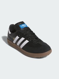 Czarne sportowe buty wykonane z zamszu i skóry, z trzema białymi paskami, niebieską naszywką z logo oraz teksturowaną, brązową gumową podeszwą.