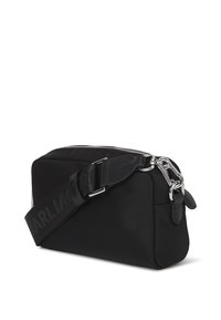 Borsa a tracolla rettangolare nera con ampia tracolla regolabile, zipper argentato e dettagli in metallo su sfondo bianco.