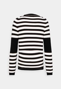 Pull à manches longues à rayures noires et blanches, avec des patchs de coude noirs unis, vu de dos sur un fond uni.