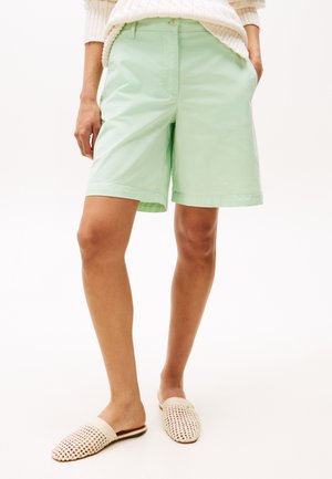 Lys grønne shorts laget av bomull med en avslappet passform, frontlommer og flat midje, sammen med beige vevde slip-on sko.