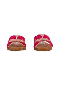Roze suede sandalen met kruislingse bandjes over geweven materiaal, met een platte bruine zool en een gladde textuur op het binnenzool.