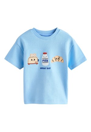 Svetlomodrá krátky rukáv košeľa s kresleným toasterom, fľašou mlieka a croissantom s tvármi a textom "GREAT DAY" na prednej strane.