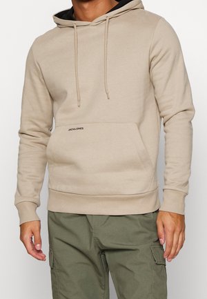 Béžová mikina s kapucí a šňůrkami, přední kapsou, žebrovanými manžetami a lemem; na blízkosti kapsy je tištěné logo "JACK&JONES".