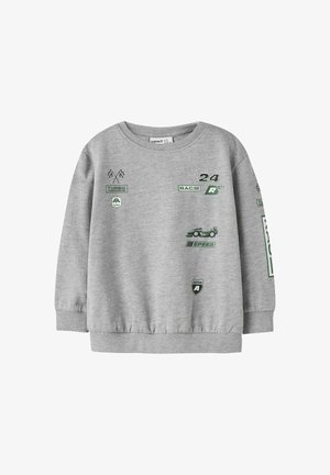 Sweat-shirt gris à manches longues avec des graphiques sur le thème de la course en vert et noir, comprenant une voiture de course, des drapeaux à damiers et un texte comme "24," "RACE," et "SPEED."