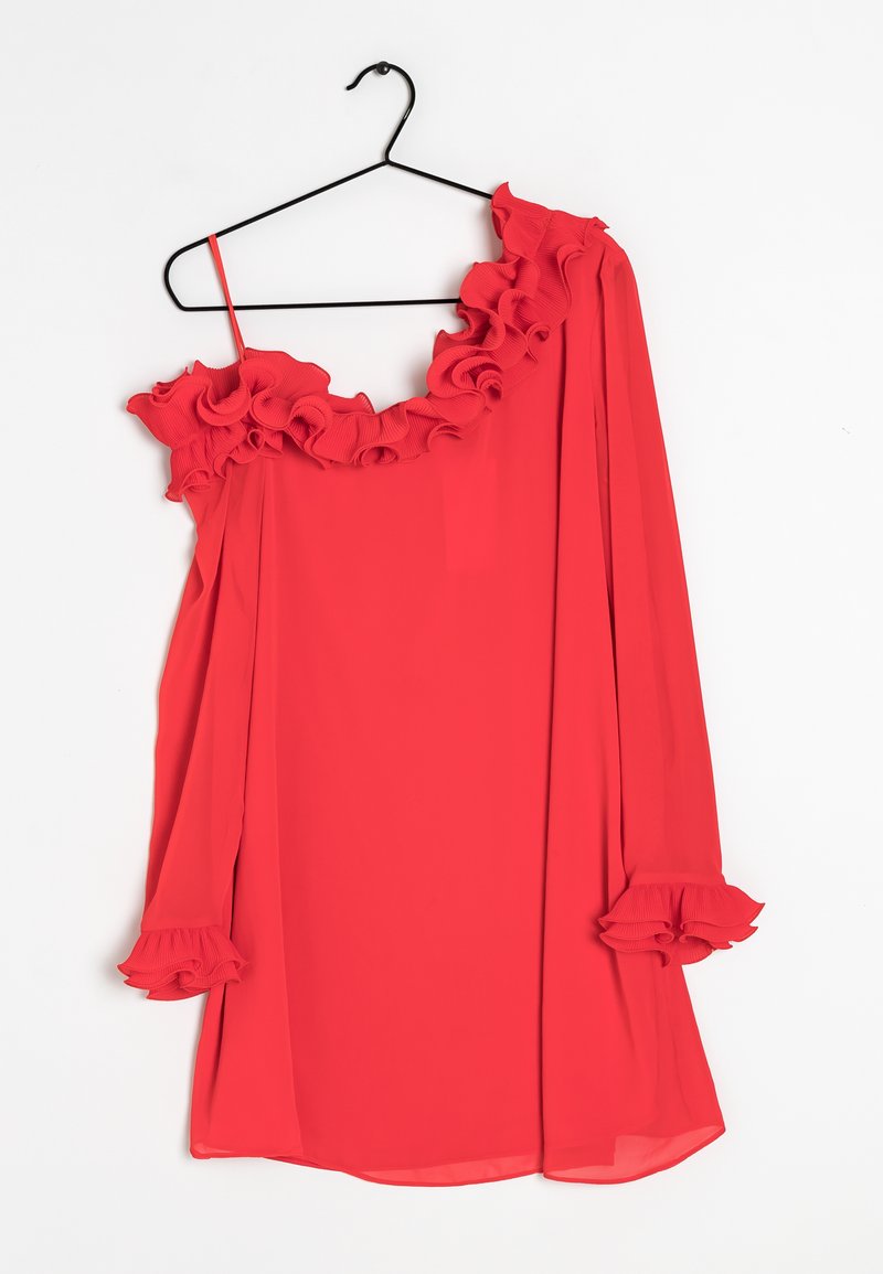 Abito rosso a spalle scoperte realizzato in tessuto leggero, con dettagli arricciati lungo il collo e le maniche per una texture distintiva.