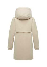 Manteau beige à capuche avec un superposition raccourcie, manches longues, coupe droite et coutures visibles. Tissu texturé avec une finition lisse.