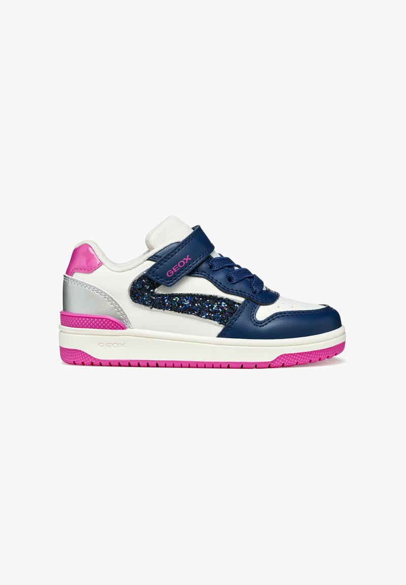 Sneaker bianca e blu navy con accenti rosa, pannello laterale glitterato e testurizzato, materiali in pelle e sintetici, cinturino in Velcro e suola in gomma.