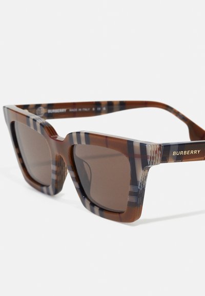 Burberry napszemüveg vastag geometrikus kerettel, barna teknősbéka mintával, kockás mintával és barna lencsékkel. Arany logós gyűrűk.