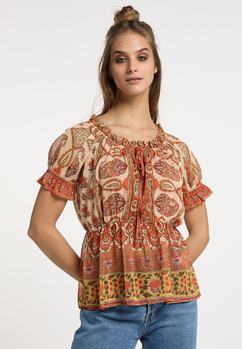 Blusa a fantasia floreale con maniche corte a palloncino, scollatura arricciata e vita elasticizzata, caratterizzata da tonalità di beige, rosso e oro.