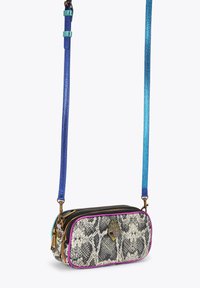 Kleine schoudertas met een slangprint. Voorzien van gouden hardware, dubbele ritsen en een gestructureerde strap in blauw en turquoise.