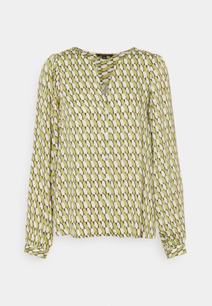 Blouse à manches longues avec boutons, motif géométrique vert, blanc et marron, col en V, présentée sur fond blanc.